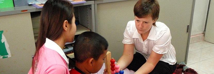 子供を治療する作業療法士ボランティア 作業療法プロジェクトで子どもと活動するインターン