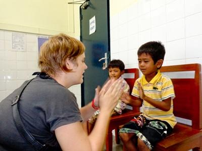 カンボジアの作業療法士ボランティア カンボジア、作業療法プロジェクト、子どもとゲームをするインターン