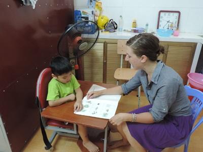 A female volunteer works with a Vietnamese child at the Occupational Therapy project. A professional Occupational Therapy volunteer at a placement in Vietnam.