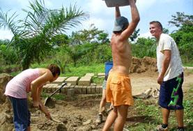 建築プロジェクトでブロックを運ぶボランティア 建築プロジェクトで重い材料を運ぶプロジェクトアブロードボランティア